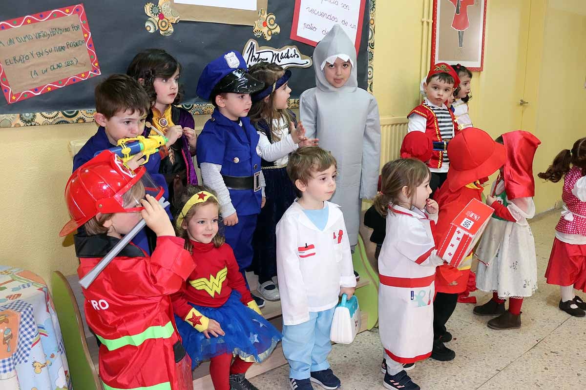 Los alumnos del colegio Antonio Machado celebran el Carnaval.