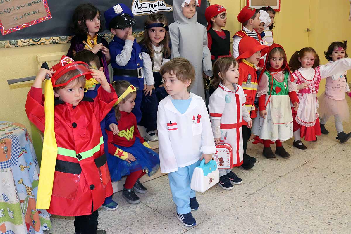 Los alumnos del colegio Antonio Machado celebran el Carnaval.