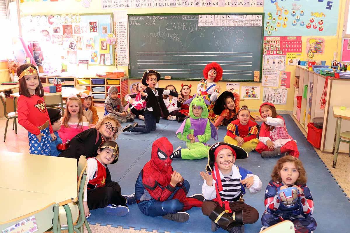 Los alumnos del colegio Antonio Machado celebran el Carnaval.