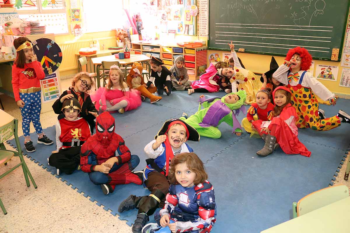 Los alumnos del colegio Antonio Machado celebran el Carnaval.