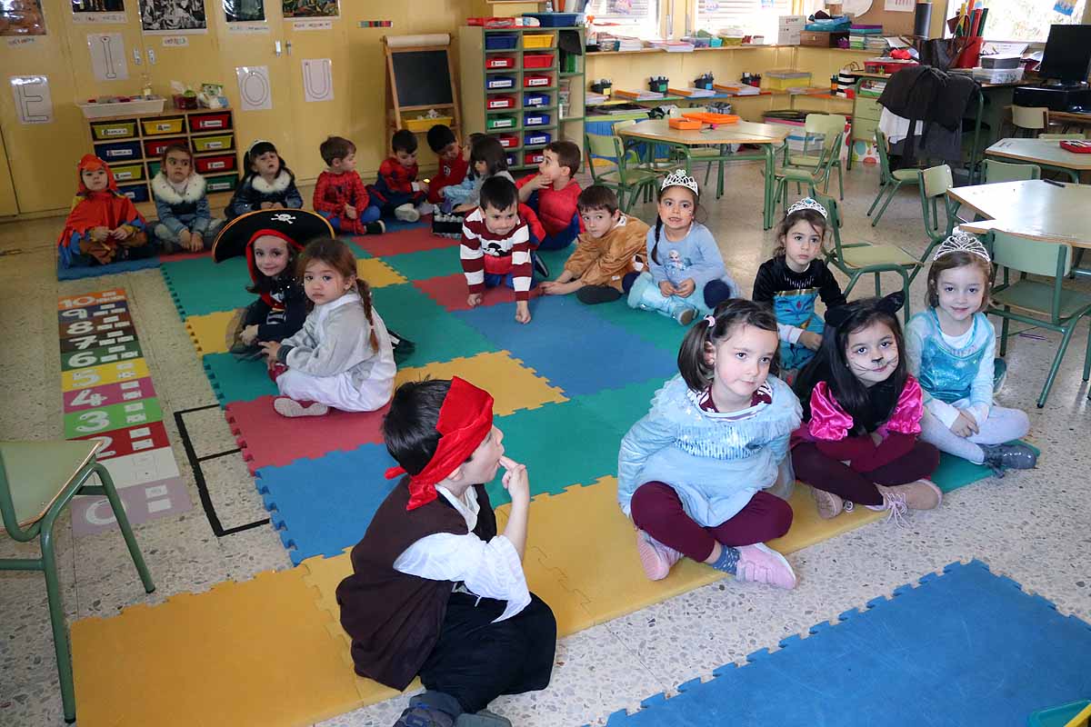 Los alumnos del colegio Antonio Machado celebran el Carnaval.