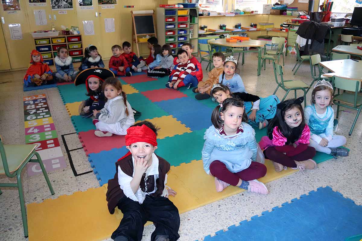 Los alumnos del colegio Antonio Machado celebran el Carnaval.