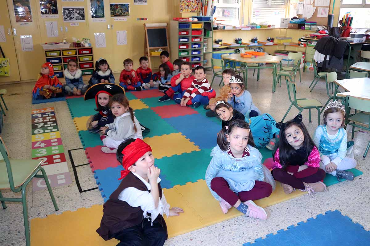 Los alumnos del colegio Antonio Machado celebran el Carnaval.