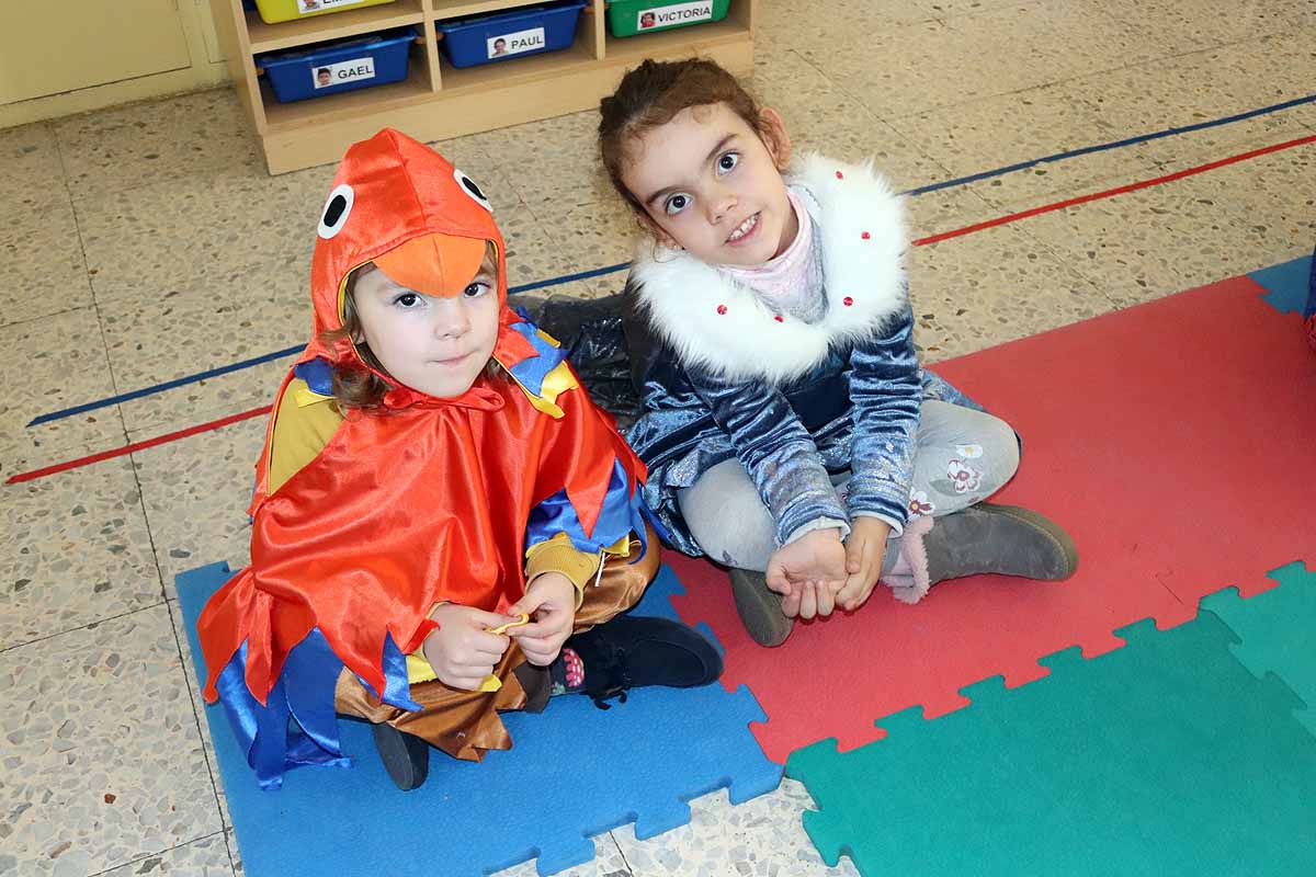 Los alumnos del colegio Antonio Machado celebran el Carnaval.