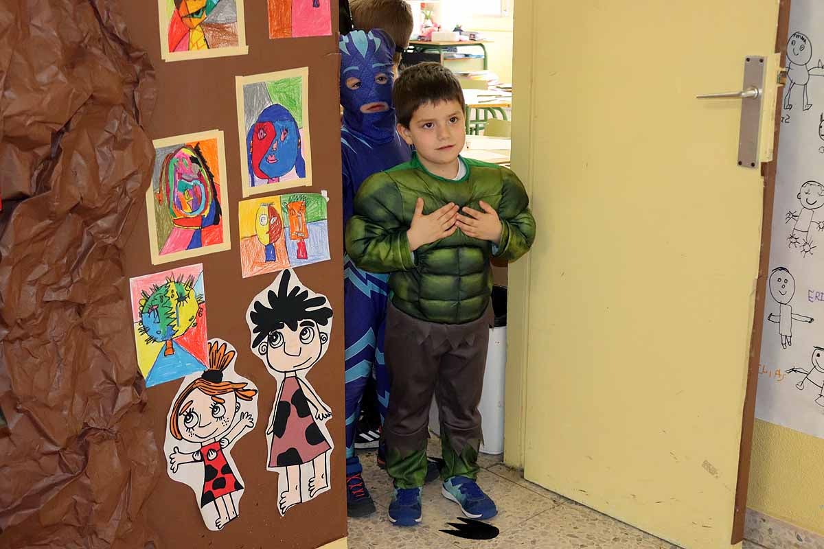 Los alumnos del colegio Antonio Machado celebran el Carnaval.