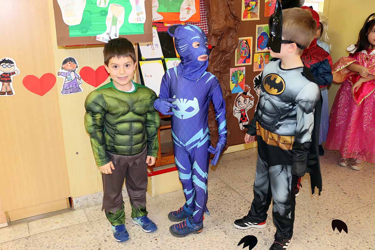 Los alumnos del colegio Antonio Machado celebran el Carnaval.