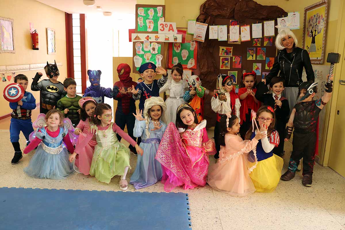 Los alumnos del colegio Antonio Machado celebran el Carnaval.