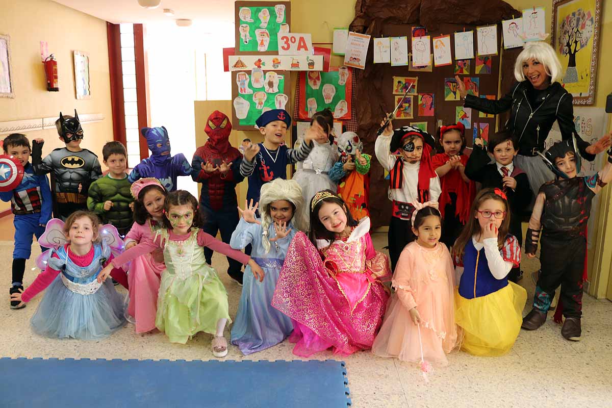 Los alumnos del colegio Antonio Machado celebran el Carnaval.