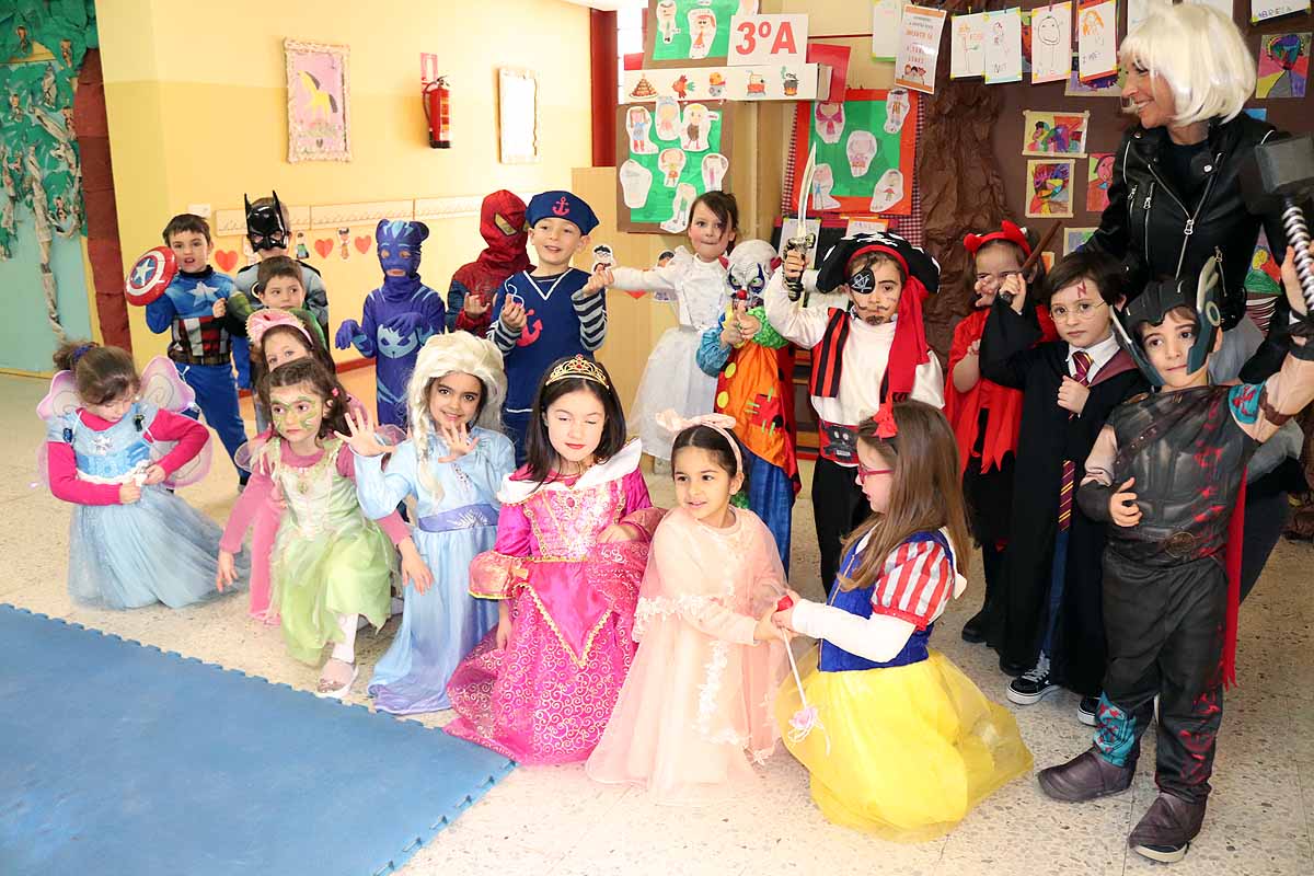 Los alumnos del colegio Antonio Machado celebran el Carnaval.