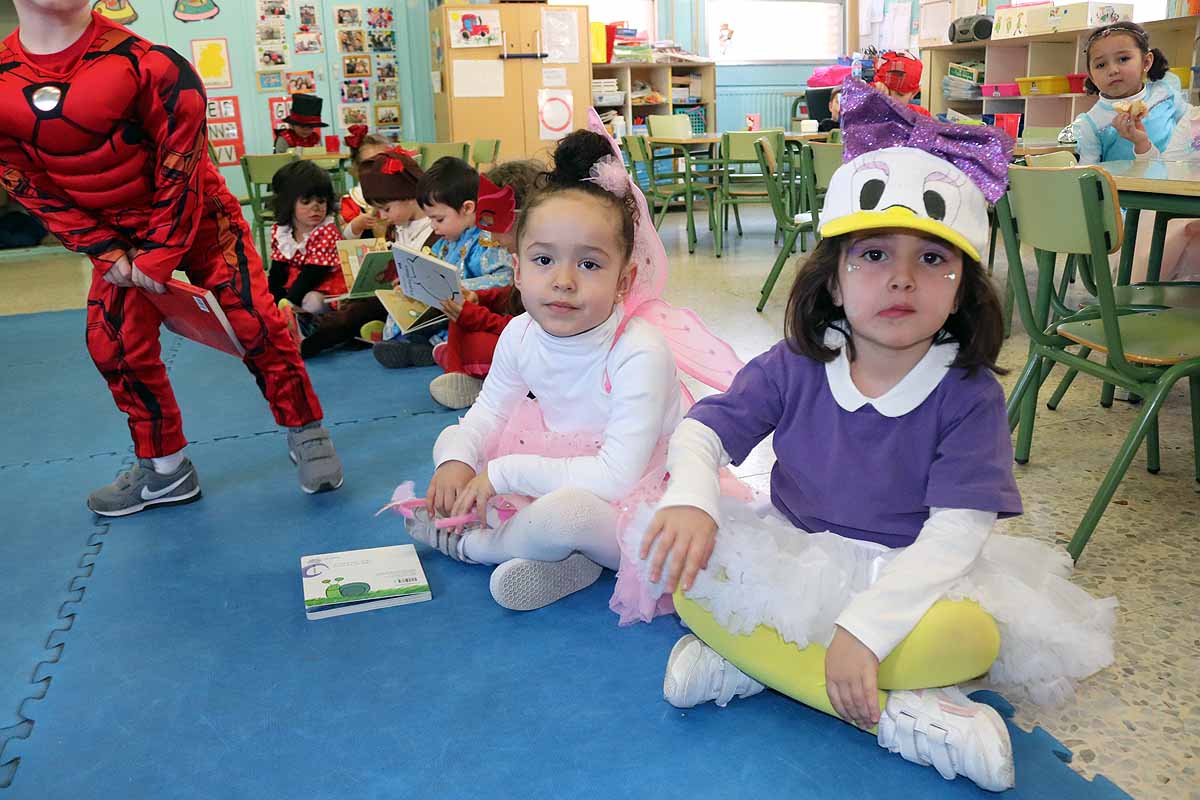 Los alumnos del colegio Antonio Machado celebran el Carnaval.