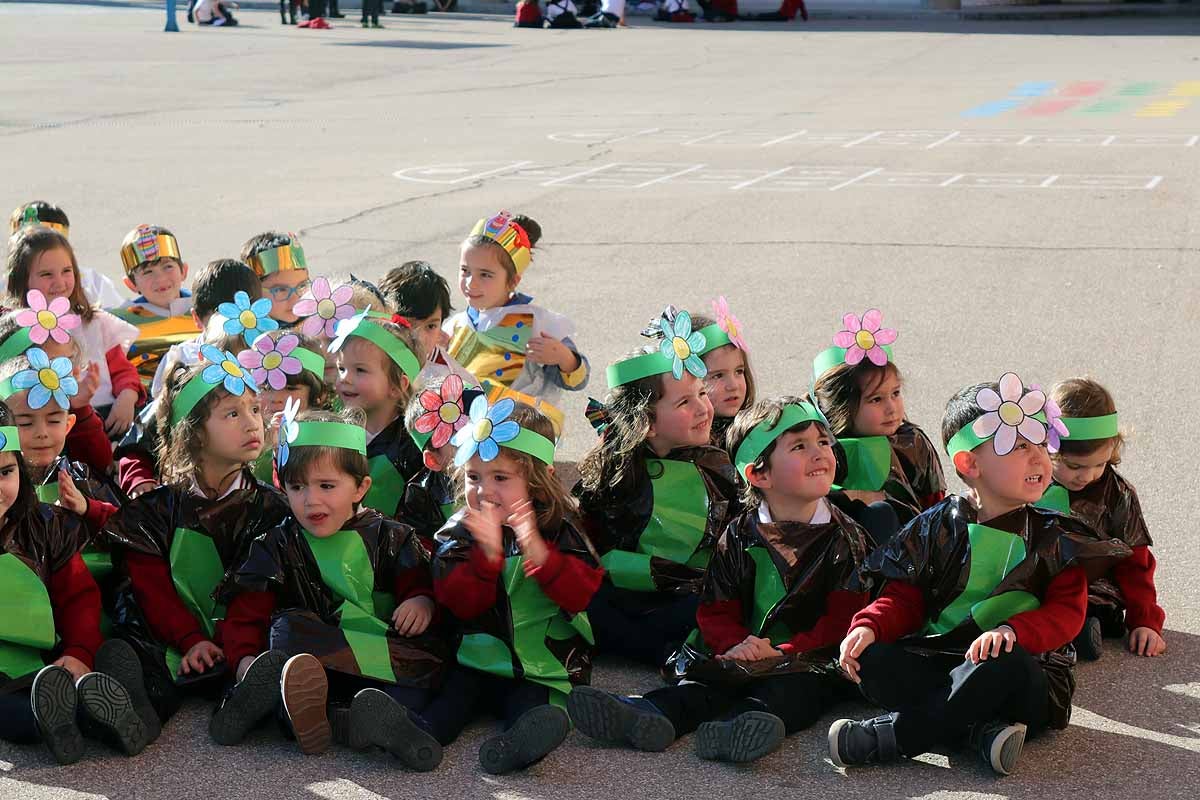 Los niños se han reunido en el patio del colegio disfrazados para bailar y jugar