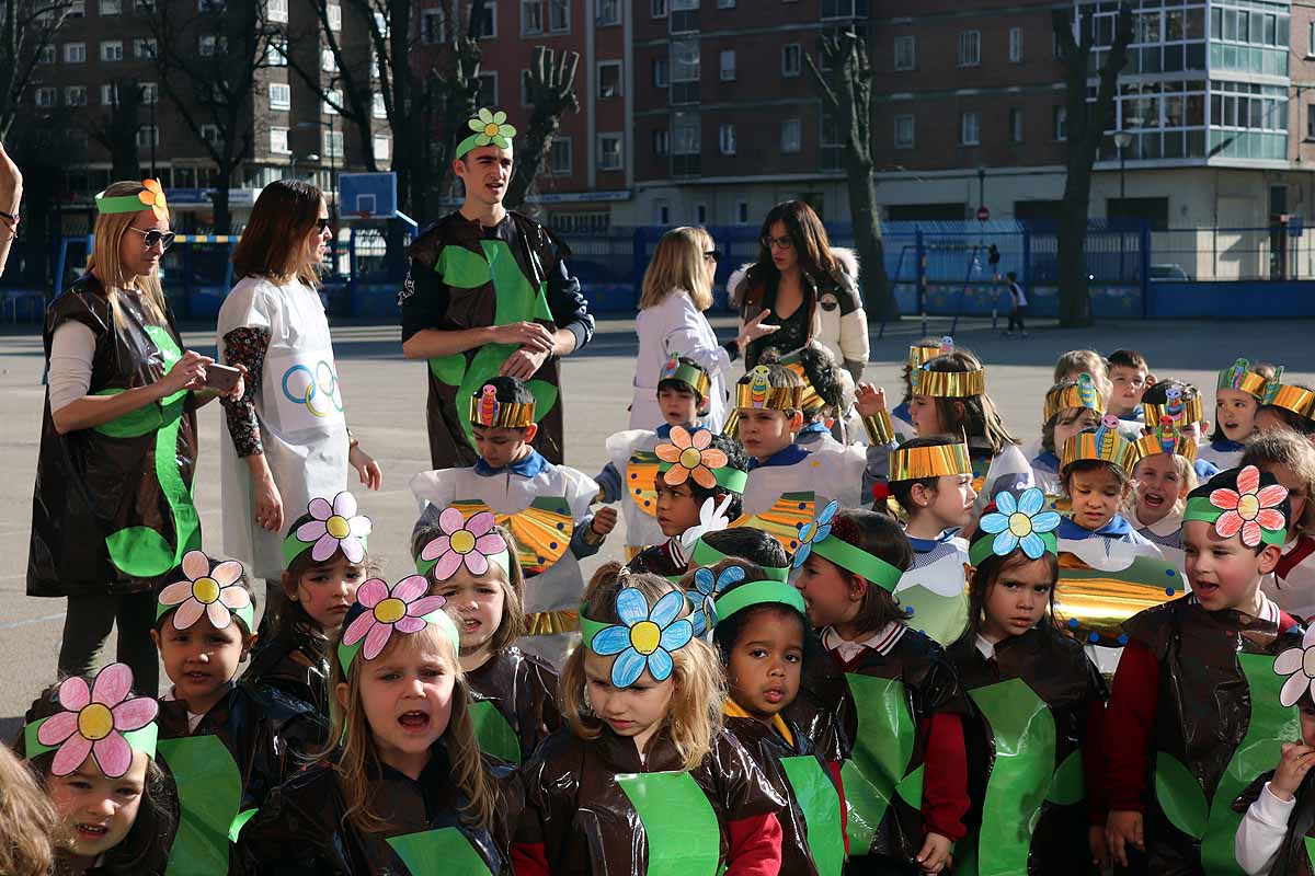 Los niños se han reunido en el patio del colegio disfrazados para bailar y jugar