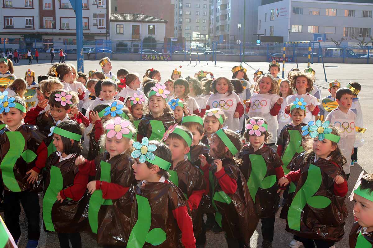 Los niños se han reunido en el patio del colegio disfrazados para bailar y jugar