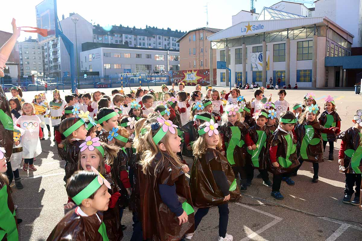 Los niños se han reunido en el patio del colegio disfrazados para bailar y jugar