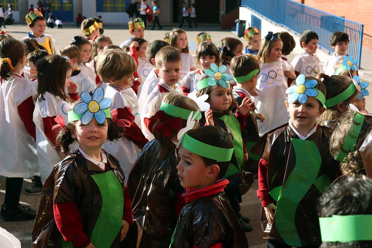 Los niños se han reunido en el patio del colegio disfrazados para bailar y jugar