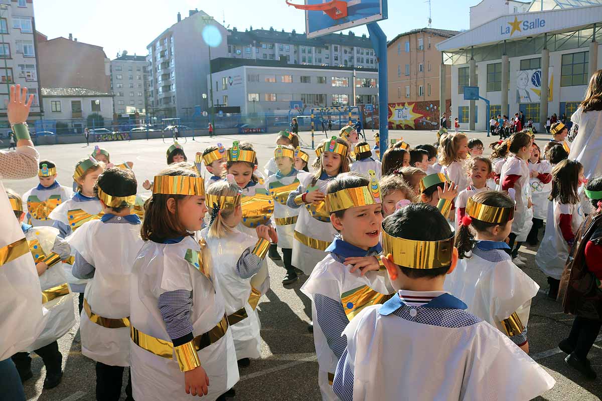 Los niños se han reunido en el patio del colegio disfrazados para bailar y jugar