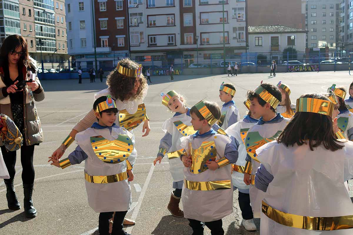 Los niños se han reunido en el patio del colegio disfrazados para bailar y jugar