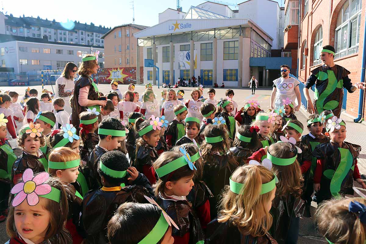 Los niños se han reunido en el patio del colegio disfrazados para bailar y jugar