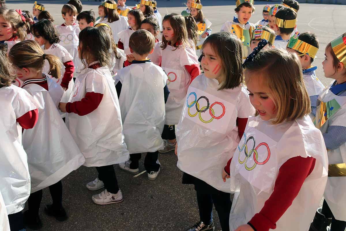 Los niños se han reunido en el patio del colegio disfrazados para bailar y jugar