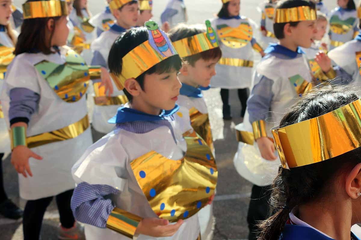 Los niños se han reunido en el patio del colegio disfrazados para bailar y jugar