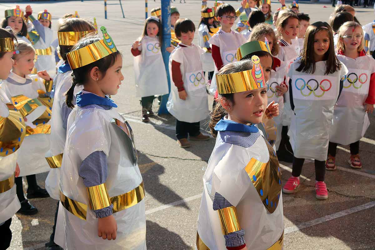 Los niños se han reunido en el patio del colegio disfrazados para bailar y jugar