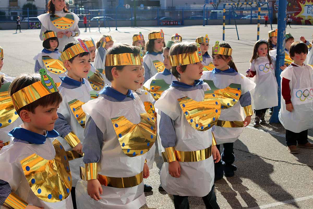 Los niños se han reunido en el patio del colegio disfrazados para bailar y jugar