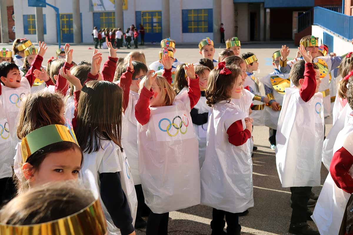 Los niños se han reunido en el patio del colegio disfrazados para bailar y jugar