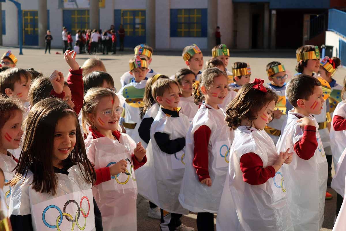 Los niños se han reunido en el patio del colegio disfrazados para bailar y jugar