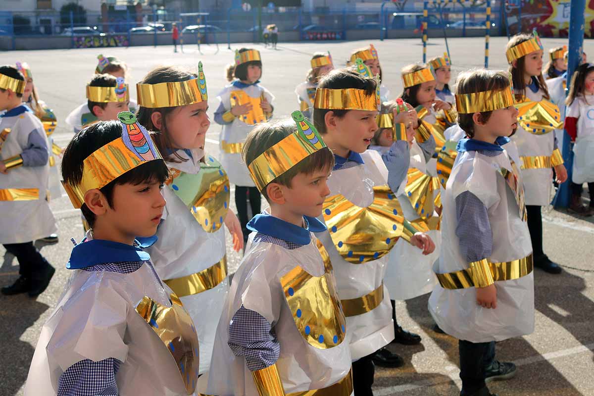 Los niños se han reunido en el patio del colegio disfrazados para bailar y jugar