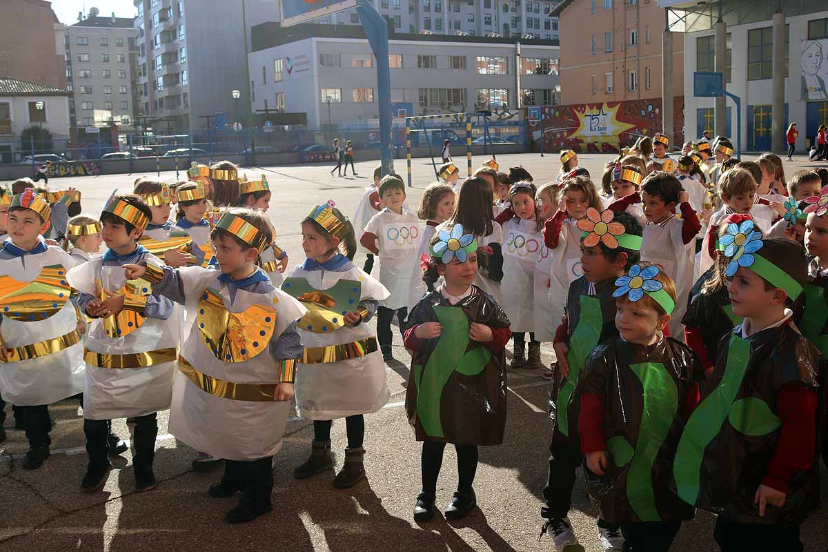 Los niños se han reunido en el patio del colegio disfrazados para bailar y jugar