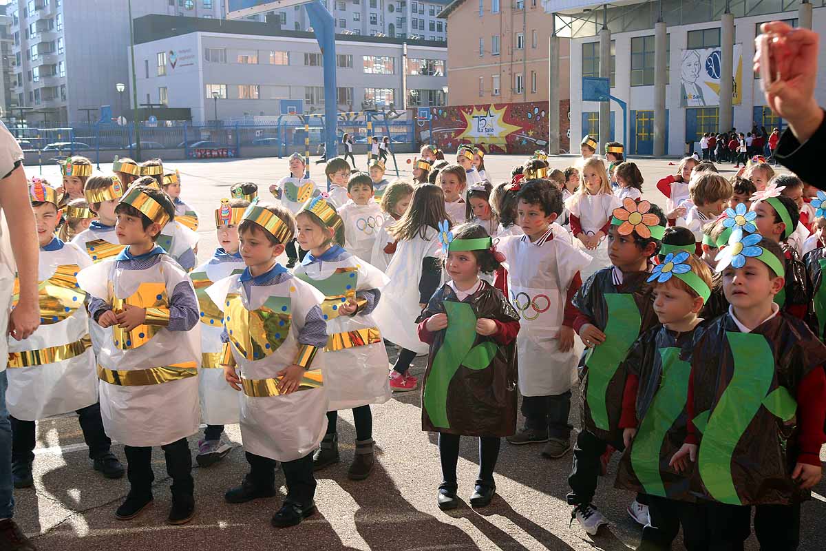 Los niños se han reunido en el patio del colegio disfrazados para bailar y jugar