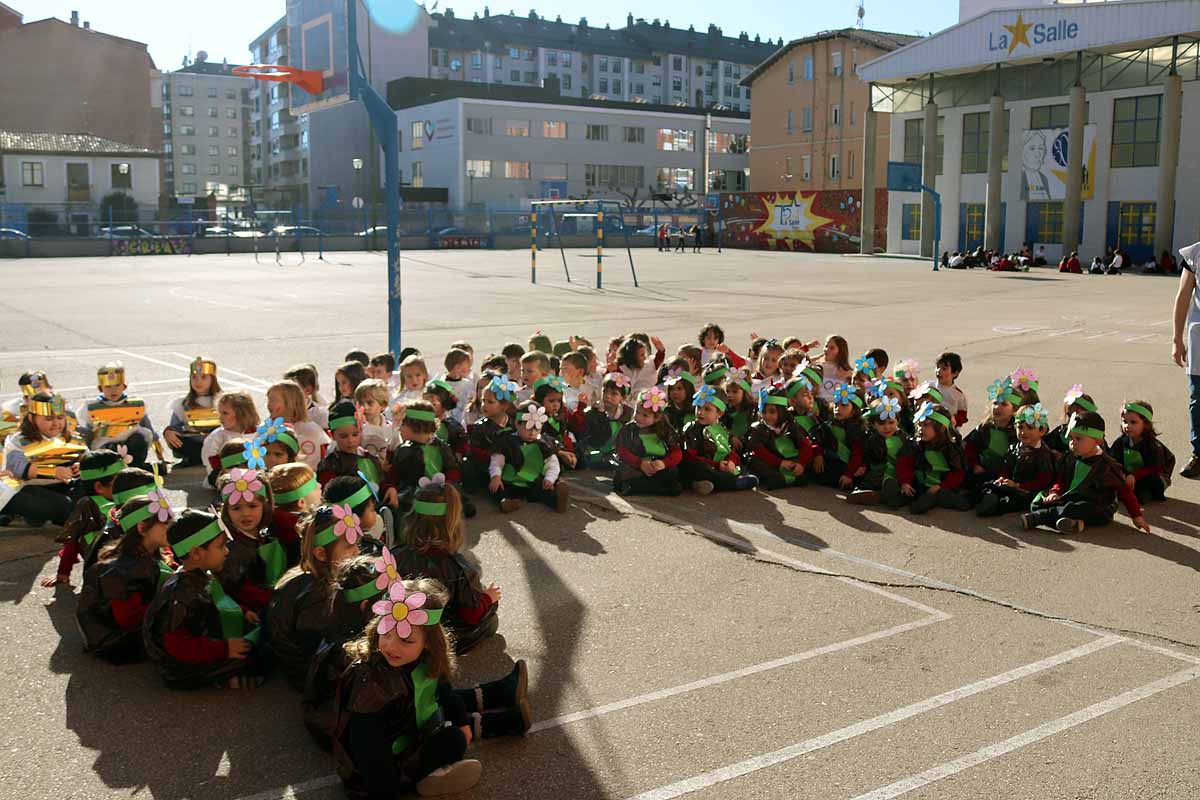 Los niños se han reunido en el patio del colegio disfrazados para bailar y jugar