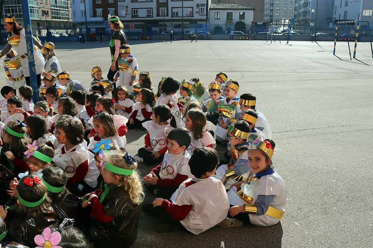 Los niños se han reunido en el patio del colegio disfrazados para bailar y jugar