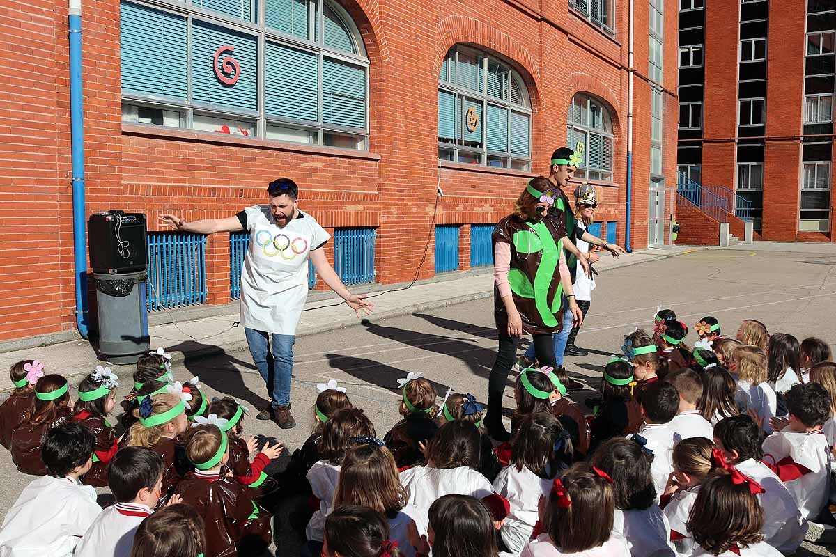 Los niños se han reunido en el patio del colegio disfrazados para bailar y jugar