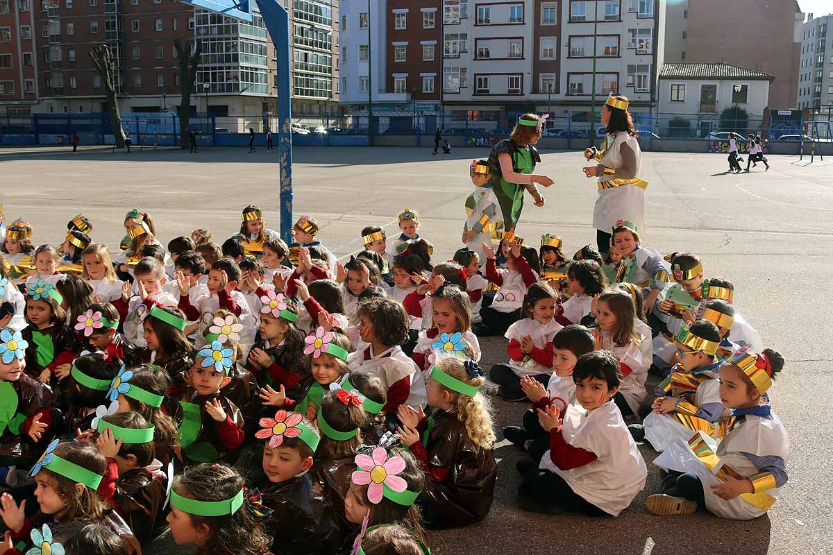 Los niños se han reunido en el patio del colegio disfrazados para bailar y jugar