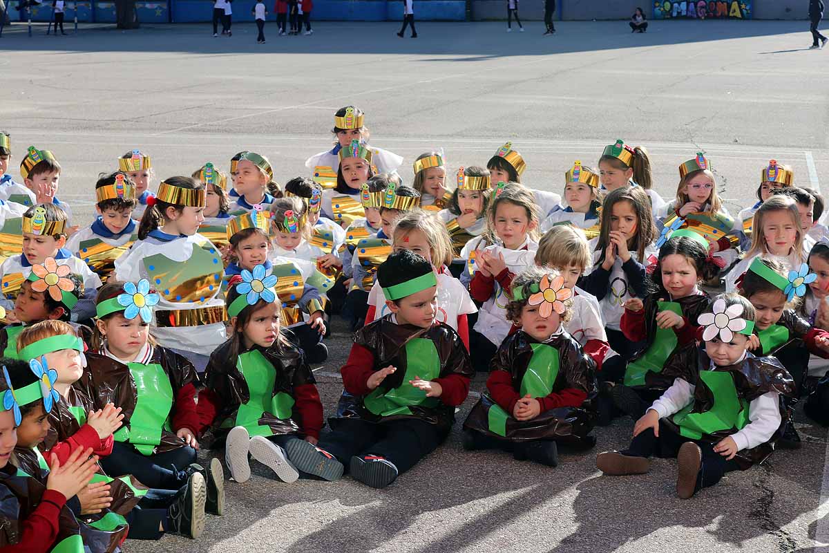 Los niños se han reunido en el patio del colegio disfrazados para bailar y jugar