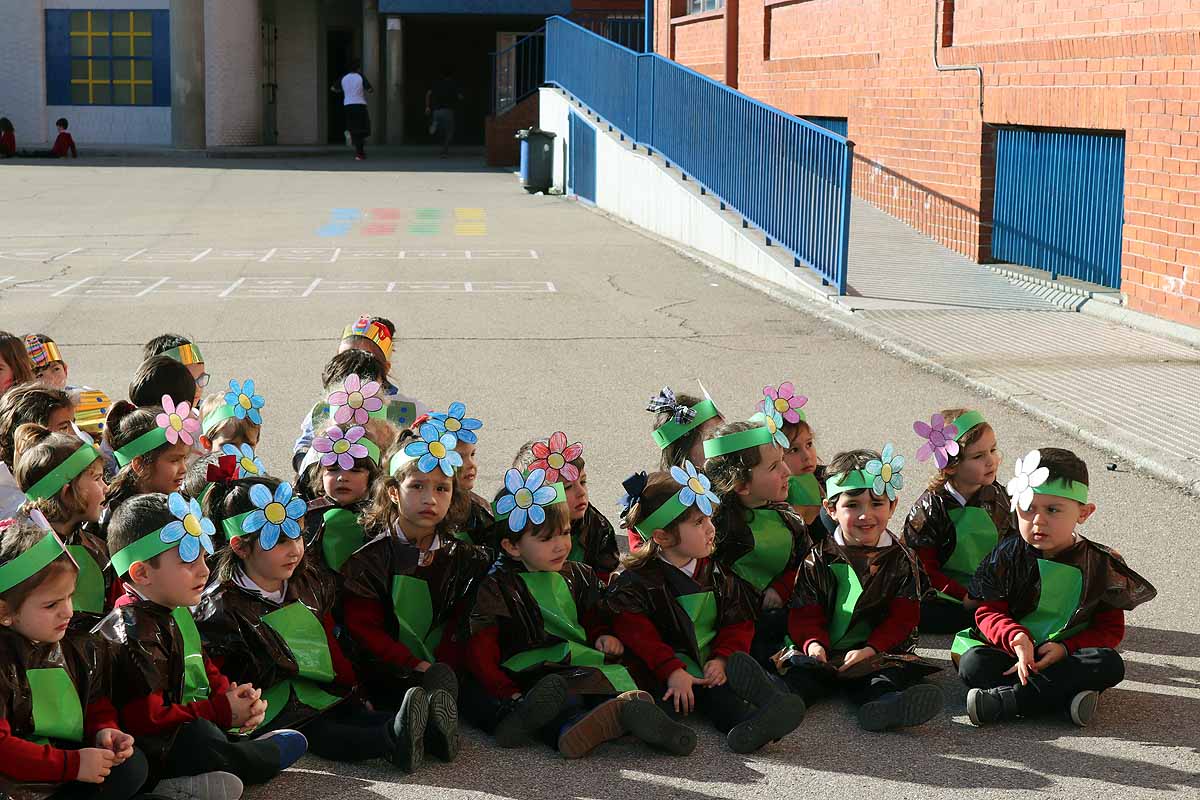 Los niños se han reunido en el patio del colegio disfrazados para bailar y jugar