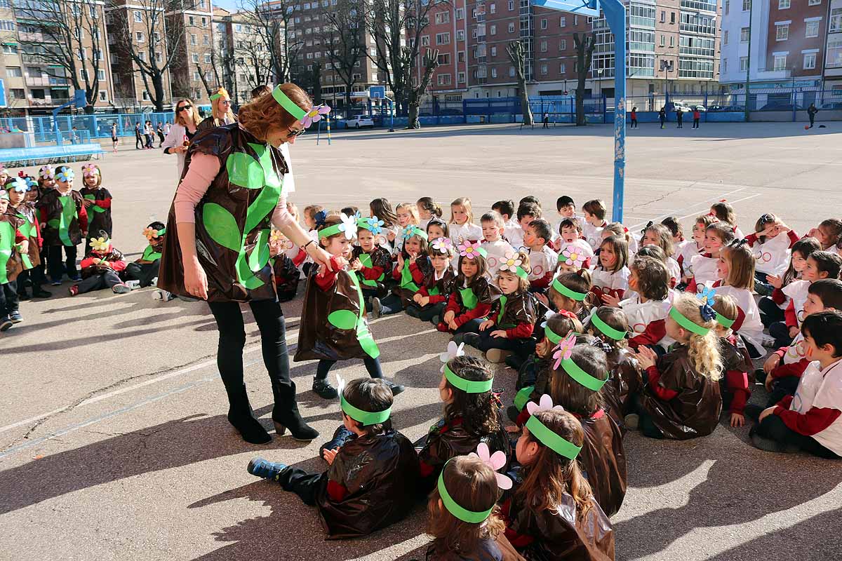 Los niños se han reunido en el patio del colegio disfrazados para bailar y jugar