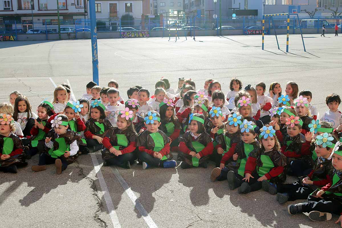 Los niños se han reunido en el patio del colegio disfrazados para bailar y jugar