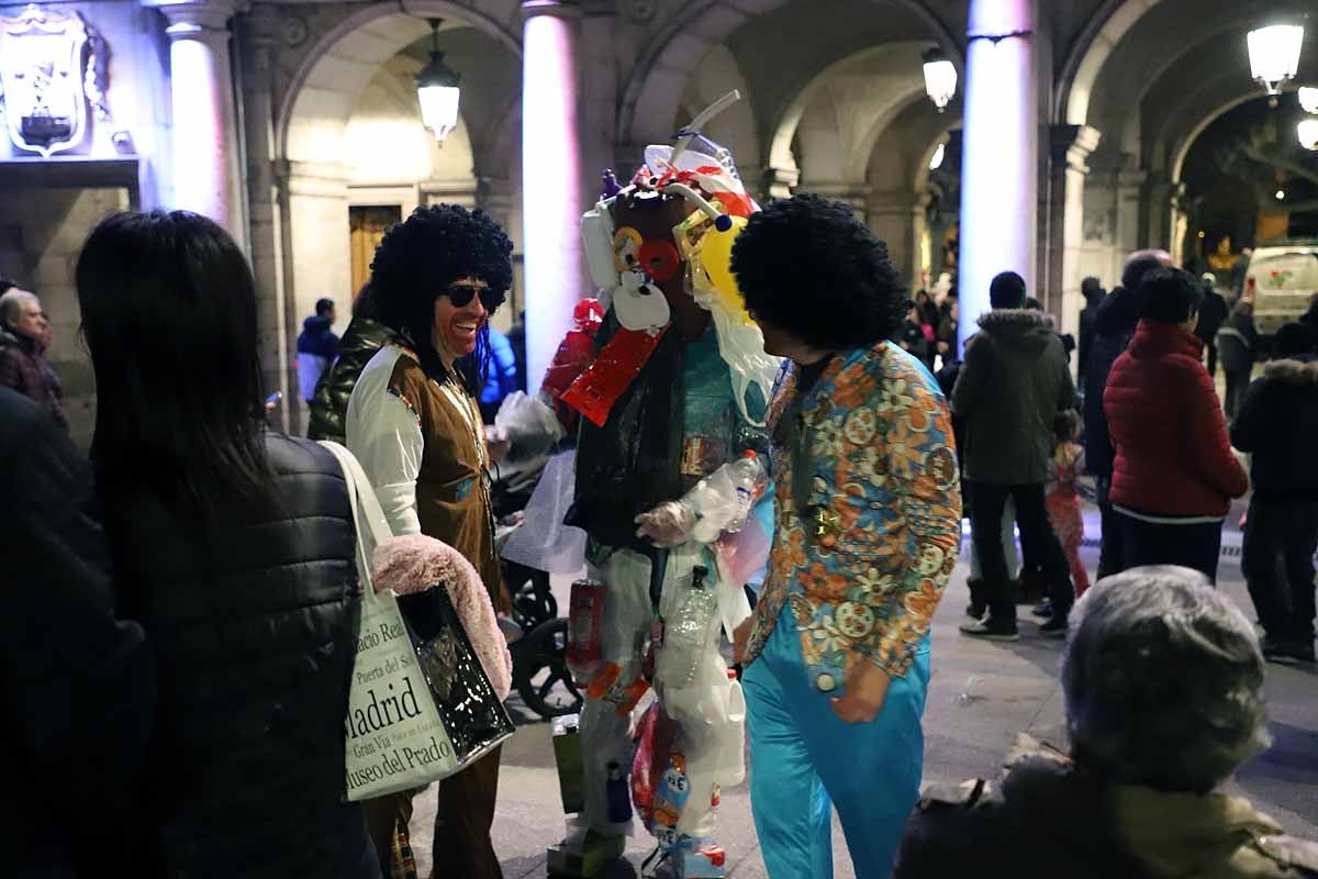 Félix Pavón, conocido como 'Felisón', ataviado de cura ha animado al millar de burgaleses que se han concentrado en la Plaza Mayor a disfrutar del carnaval que «es del pueblo bendito. Amén». 