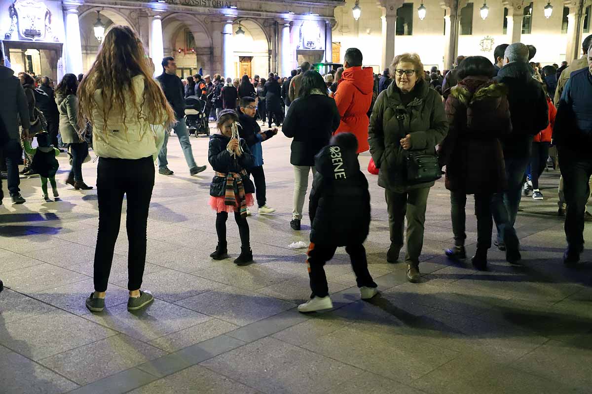 Félix Pavón, conocido como 'Felisón', ataviado de cura ha animado al millar de burgaleses que se han concentrado en la Plaza Mayor a disfrutar del carnaval que «es del pueblo bendito. Amén». 