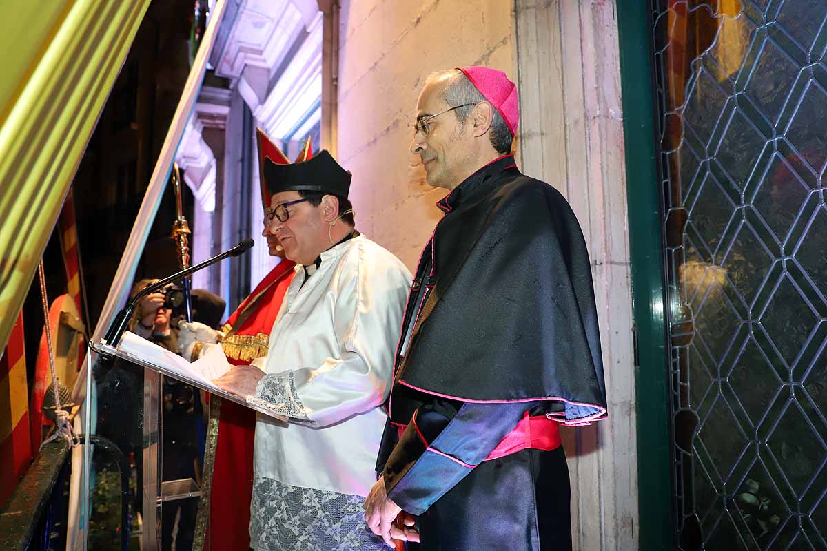 Félix Pavón, conocido como 'Felisón', ataviado de cura ha animado al millar de burgaleses que se han concentrado en la Plaza Mayor a disfrutar del carnaval que «es del pueblo bendito. Amén». 