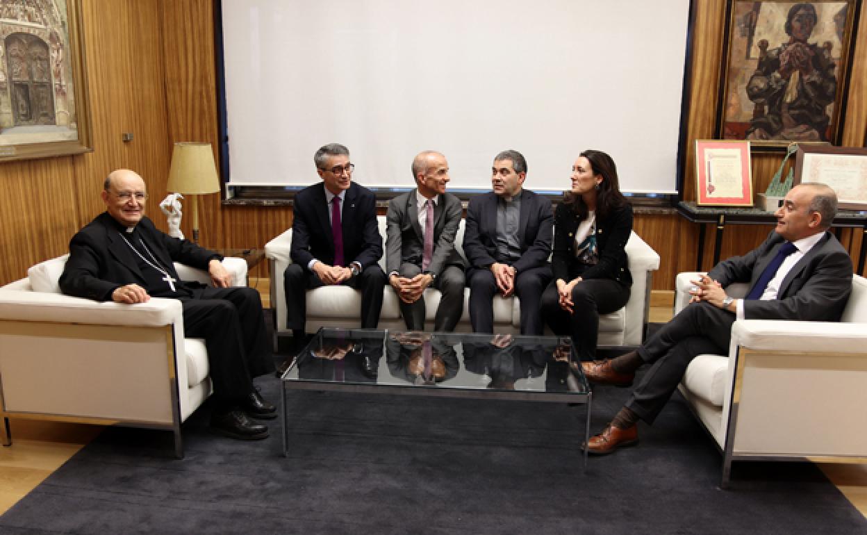 A la izda. Fidel Herráez, arzobispo de Burgos, junto a representantes de las entidades firmantes del convenio. 