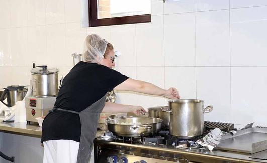 Yoli, la cocinera, trabaja mano a mano con la logopeda para diseñar menús de calidad