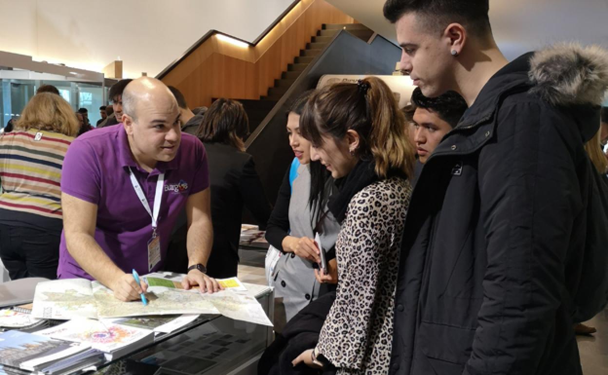 Visitantes del stand de Burgos, en la pasada edición de Navartur. 