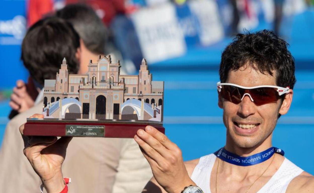 Javi Guerra, con el trofeo de campeón de España conquistado en Sevilla. 