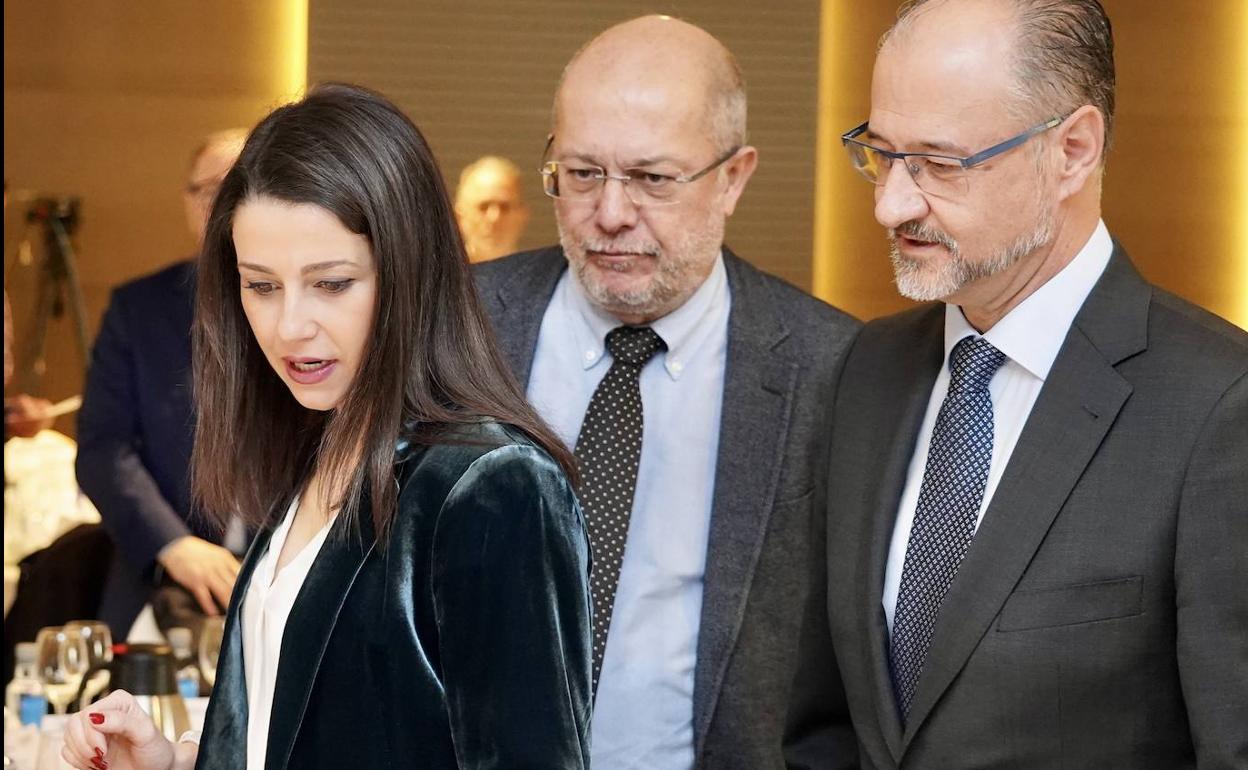 La presidenta y portavoz del Grupo de Ciudadanos en el Congreso de los Diputados, Inés Arrimadas, con Francisco Igea y Luis Fuentes durante el desayuno informativo. 