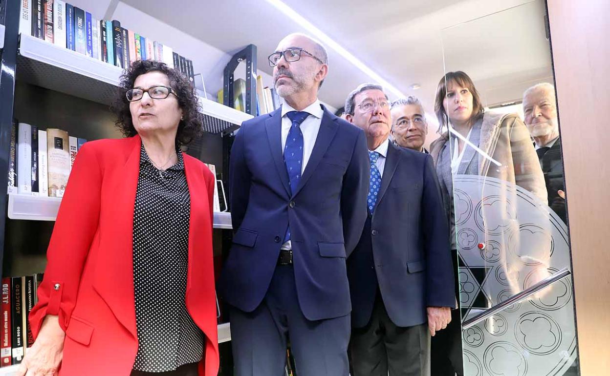 A la presentación de los dos nuevos bibliobuses ha acudido el consejero de Cultura, Javier Ortega. 