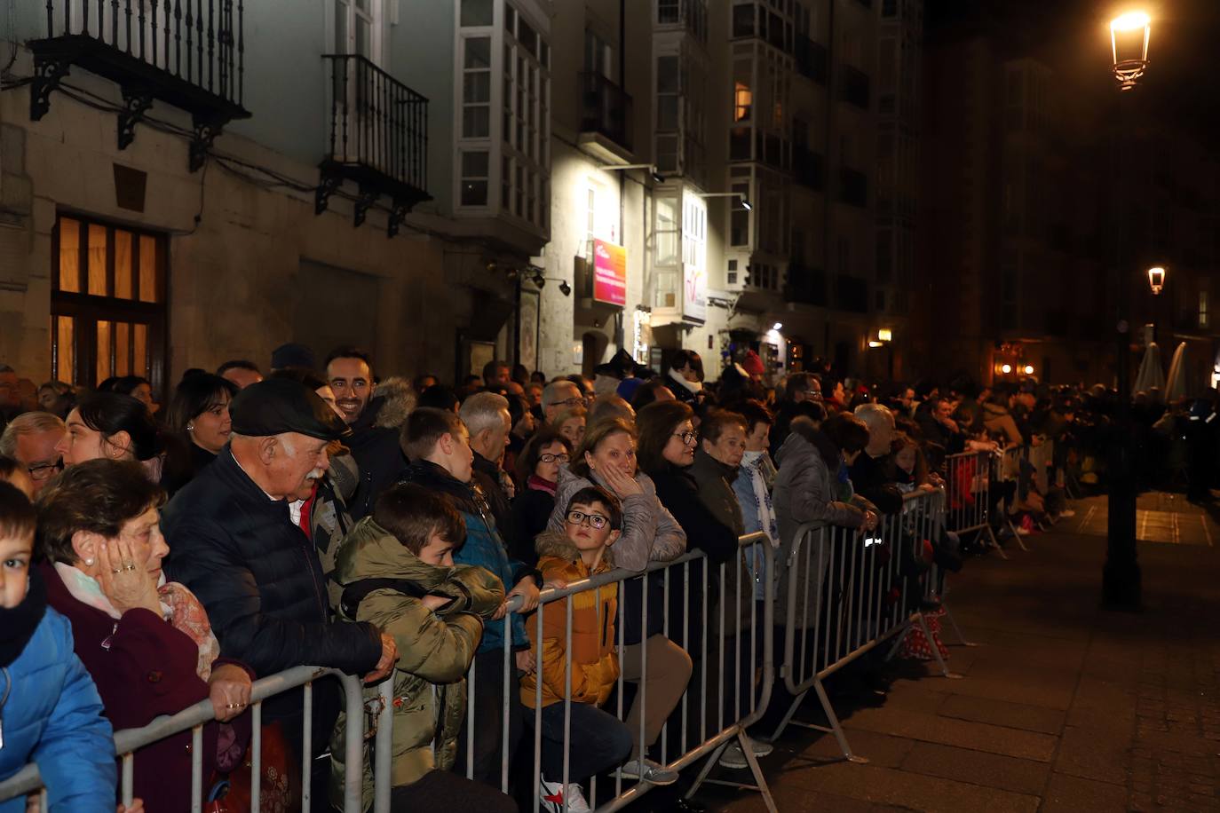 Centenares de burgaleses se echan a la calle en un multitudinario acto.