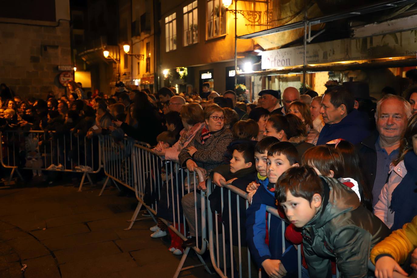 Centenares de burgaleses se echan a la calle en un multitudinario acto.